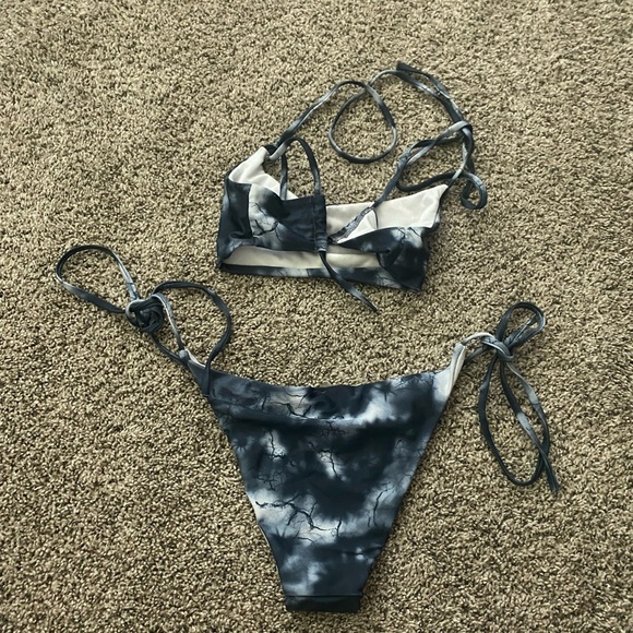 Bikini - Picture 3 of 3